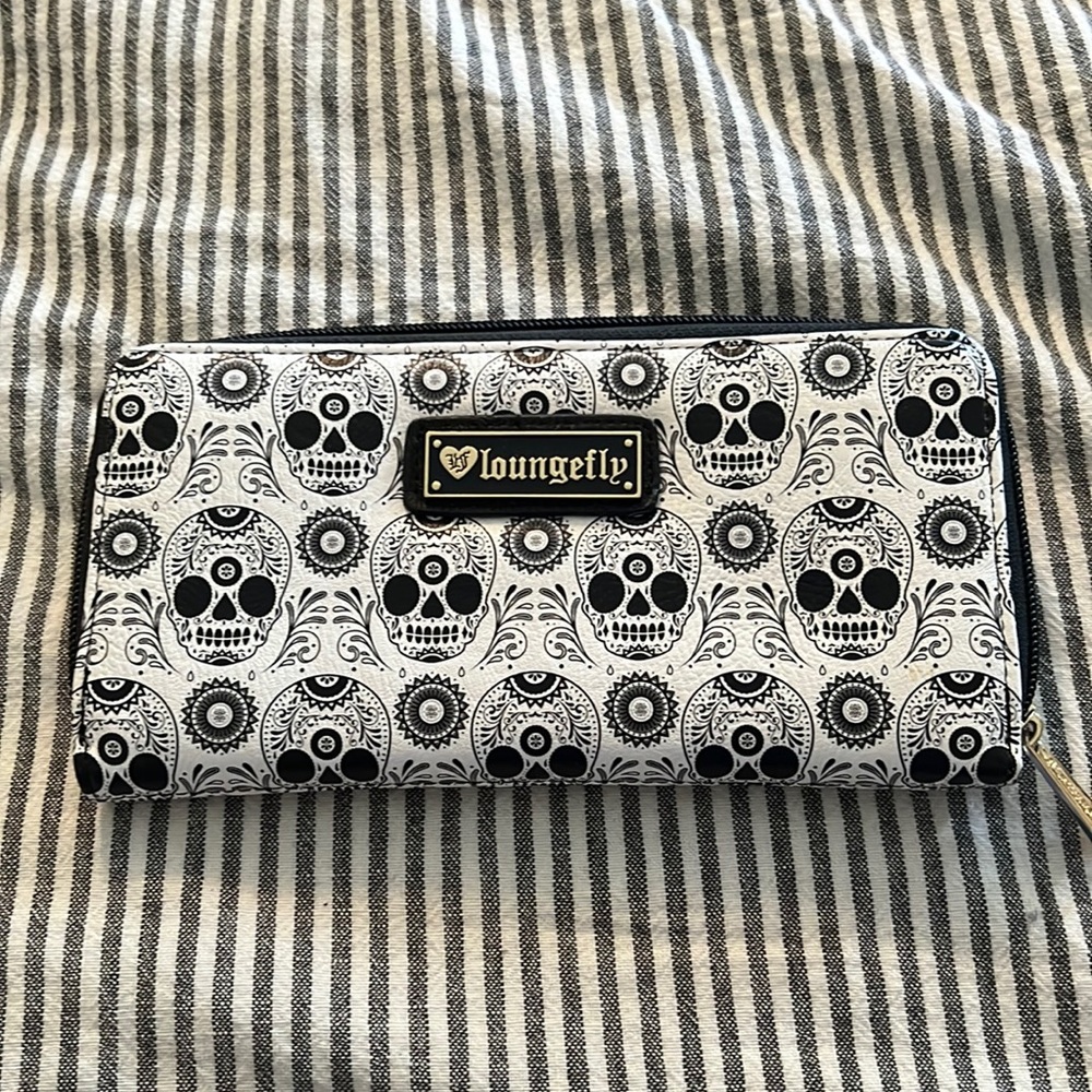 NWOT Loungefly wallet with credit card slots and coin purse